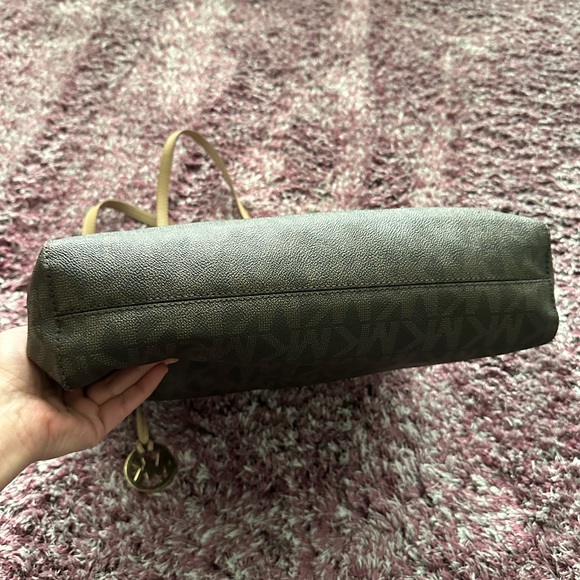 Michael Kors Logo Tote Bag - Picture 6 of 8